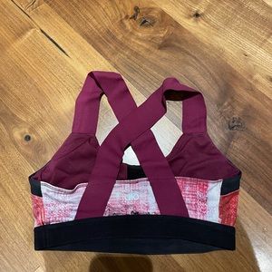 alo yoga sports bra barely worn,great condition and very structured hold